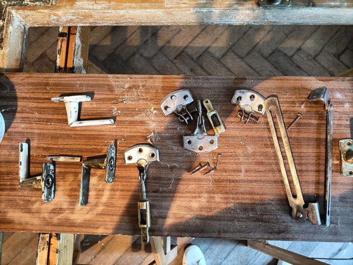 Klamki okienne oraz narzędzia.